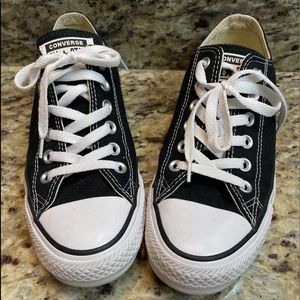 EUC Black Lowtop Converse Shoes